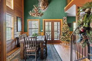 Dining - "Elk Lodge" Walk-in Cabin near Branson Shows and Attractions (Branson)