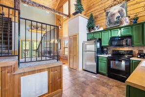 Fridge, microwave, oven, stovetop - Spacious Cabin in the Heart of Branson, near shows, shopping! (Branson)