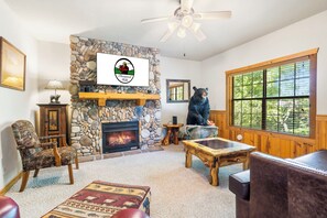 Smart TV, fireplace, DVD player - Cozy 2BR + Loft Cabin near Shopping and Shows (Branson)