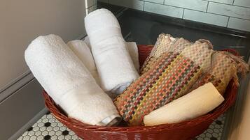 Dusch, hårtork, handdukar och schampo