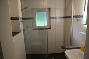 Dusche, Handtücher, Toilettenpapier