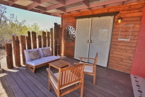 Groovy Desert Getaway w Pool, Fire pit, Stream/Wifi, Vinyl Records, Books, Art..