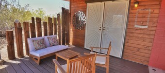 Groovy Desert Getaway w Pool, Fire pit, Stream/Wifi, Vinyl Records, Books, Art..