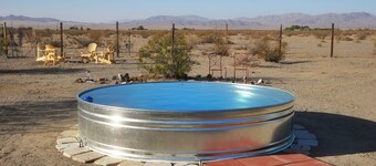 Groovy Desert Getaway w Pool, Fire pit, Stream/Wifi, Vinyl Records, Books, Art..