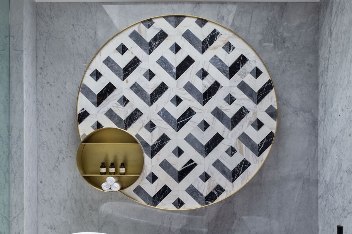 Designer-Toilettenartikel, Haartrockner, Bademäntel, Hausschuhe