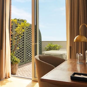 Deluxe Junior Suite | Living area
