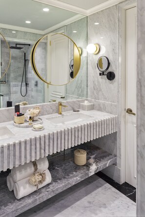 Superior Room, 1 King Bed | Bathroom | Designer toiletries, hair dryer, bathrobes, slippers - The Alest Hotel (Mexico City)