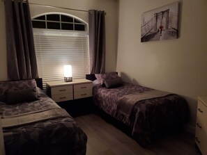 4 chambres, bureau, fer et planche Ă repasser, lit parapluie