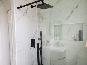 Dusche, Whirlpool, Haartrockner, Handtücher