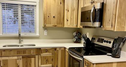 Timberline cabin close to Mt. Rainer and White Pass, WiFi, Netflix, AC