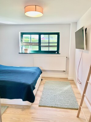 2 chambres, fer et planche à repasser, lit de bébé portatif