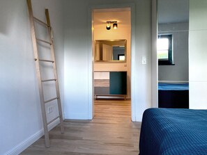 1 habitación, tabla de planchar con plancha y cuna de viaje 