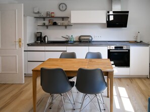 Fridge, oven, stovetop, dishwasher