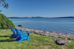 Una spiaggia nelle vicinanze