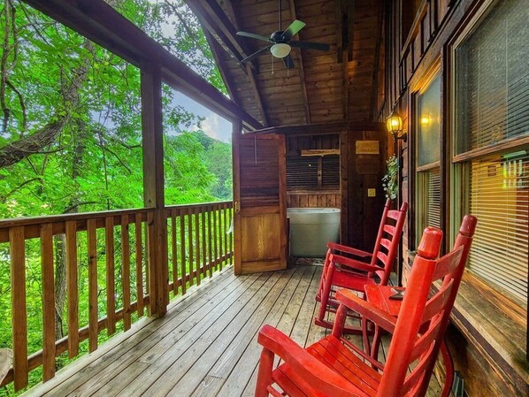 Outdoor spa tub - Location! Cute Studio Log Cabin,Hot Tub,Fireplace (Pigeon Forge)