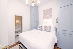 5 bedrooms, desk, iron/ironing board, free WiFi