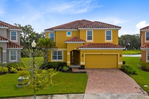 Exterior - Veranda Home, 8br, 6 en-suites, Lake View, POOL/SPA, FREE Resort Amenities! (Kissimmee)