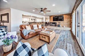 Smart TV, fireplace, foosball, books - 》Stunning Memphis Lake Front Home/Lakeview Escape w/ Spacious Layout!《 (Memphis)