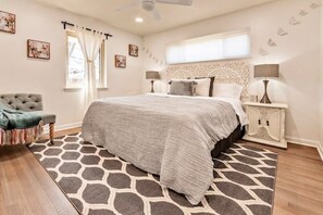 4 bedrooms, desk, iron/ironing board, travel crib - 》Stunning Memphis Lake Front Home/Lakeview Escape w/ Spacious Layout!《 (Memphis)