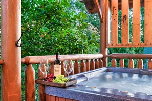 Outdoor spa tub - Summer FUN-Mountain View-Pet Friendly- Cozy-Hot-Tub-WIFI-Pool-Fishing-Hiking (Sevierville TN)