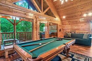 Games room - Summer FUN-Mountain View-Pet Friendly- Cozy-Hot-Tub-WIFI-Pool-Fishing-Hiking (Sevierville TN)