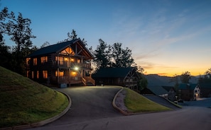Exterior - Summer FUN-Mountain View-Pet Friendly- Cozy-Hot-Tub-WIFI-Pool-Fishing-Hiking (Sevierville TN)