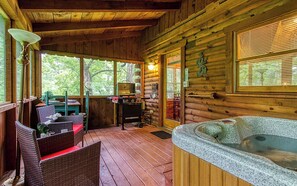 Outdoor dining - The Lakota Wolf Cabin - Outdoor Hot Tub + Romantic Spa Tub by the Fireplace (Sevierville)