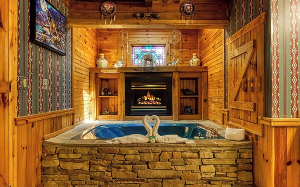 Interior - The Lakota Wolf Cabin - Outdoor Hot Tub + Romantic Spa Tub by the Fireplace (Sevierville)