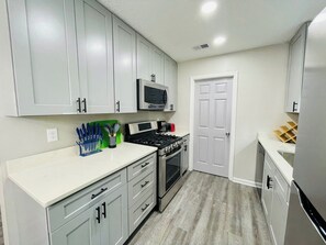 Refrigerador, microondas, horno y parrilla de estufa