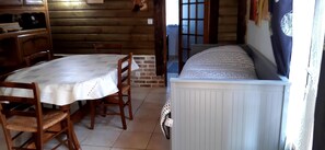 1 bedroom, iron/ironing board, free WiFi, bed sheets - Le Gîte de la Roseraie des Bois Free parking (Aubermesnil-aux-Érables)