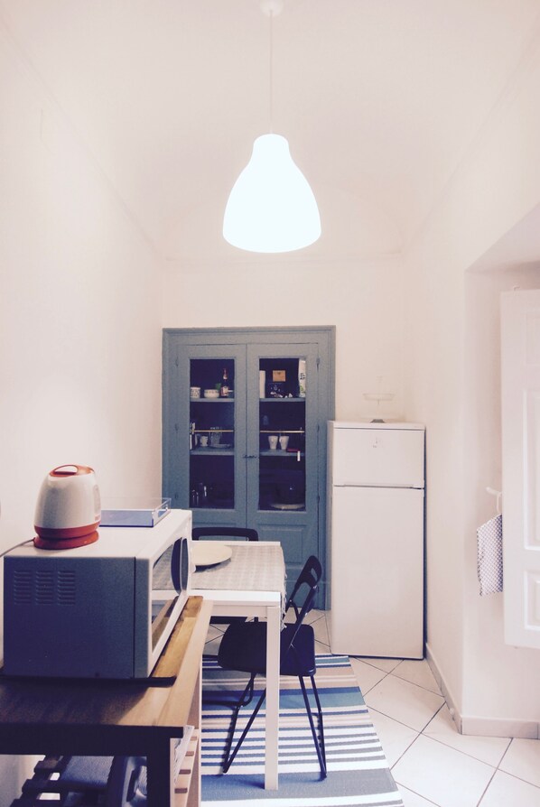 Kühlschrank, Mikrowelle, Herdplatte, Wasserkocher mit Kaffee-/Teezubehör