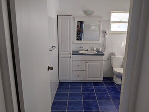 Een douche, een haardroger, handdoeken, toiletpapier