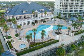 Innendørsbasseng og et oppvarmet basseng