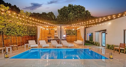 Design District Villa With POOL 10 Min from SB
