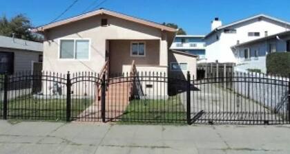 Quaint studio in Oakland with WiFi access