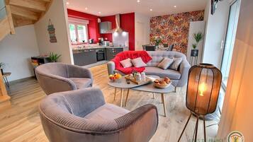 Télévision, table de tennis de table, livres, chaßne hi-fi