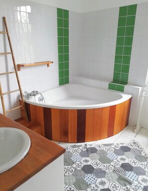 Badewanne, Haartrockner, Handtücher, Toilettenpapier