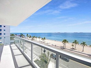 Property grounds - Luxury beachfront Condo By Dream Vacation (Fort Lauderdale)