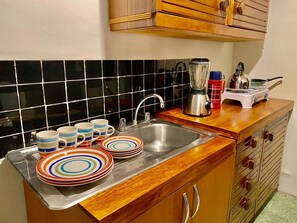 Kjøleskap, mikrobølgeovn, kokeplater og hurtigmikser