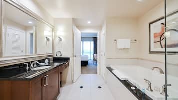 Baignoire, baignoire Ă jets, sĂšche-cheveux, serviettes fournies