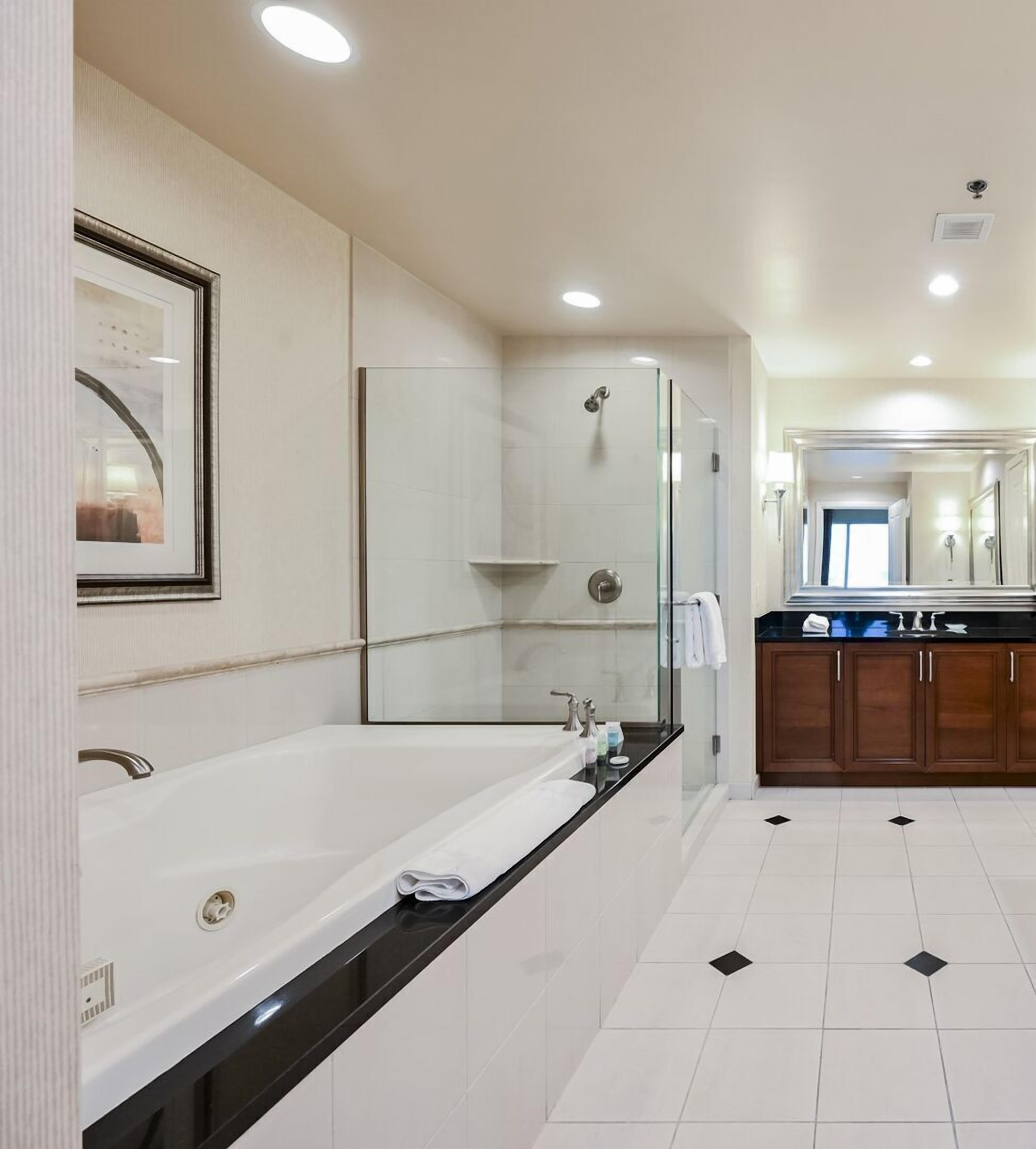 Bañera, bañera de hidromasaje, secador de pelo, toallas