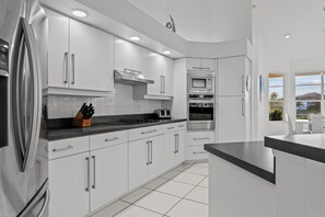 冰箱、微波炉、烤箱、炉灶