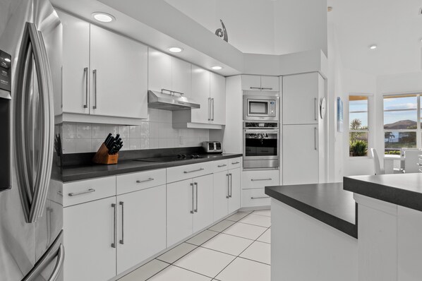 ثلاجة، ميكروويف، فرن، موقد طهي مسطح