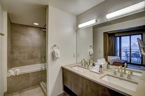 Shower, jetted tub, hair dryer, towels - Grand Colorado on Peak 8  slopeside resort sleeps 8 (Breckenridge)