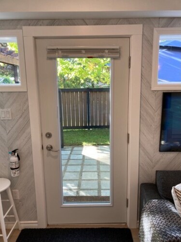 Recently reno'd cottage with private fenced yard, near beach, trails & village.