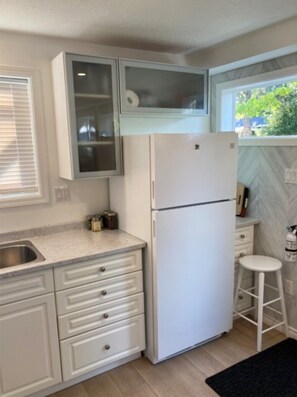 Refrigerador con congelador, microondas, horno y cafetera y tetera 