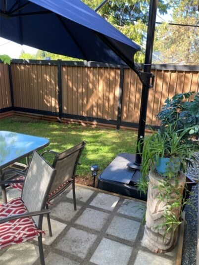 Recently reno'd cottage with private fenced yard, near beach, trails & village.