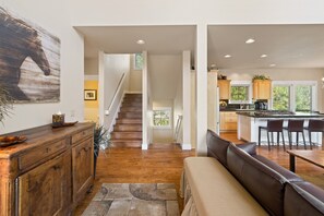 Interior - BEAUTIFUL HOME OVERLOOKING THE RIVER-MINUTES TO IT ALL-UPDATED KITCHEN! (Bend)