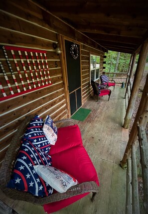 Porch  - Liberty Lodge, Twin Lakes Country Cabins (Derby)