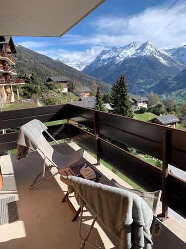 Aussen :  4-Zimmer-Duplex-Wohnung für 6 Personen, 2 Balkone nach Süden, schöne Aussicht -Innen : ca.